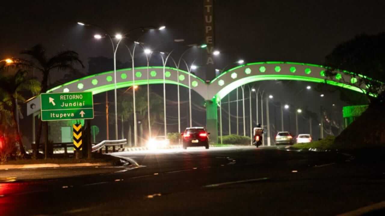 Portal de Itupeva iluminado em verde