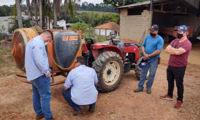 Homens avaliando veículo de agricultura em Jundiaí
