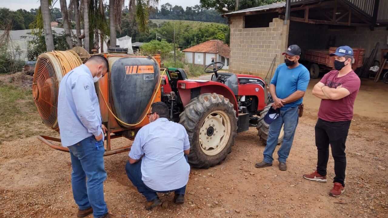 Homens avaliando veículo de agricultura em Jundiaí