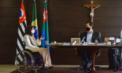 Célia Leão em cadeira de rodas conversando com prefeito Luiz Fernando