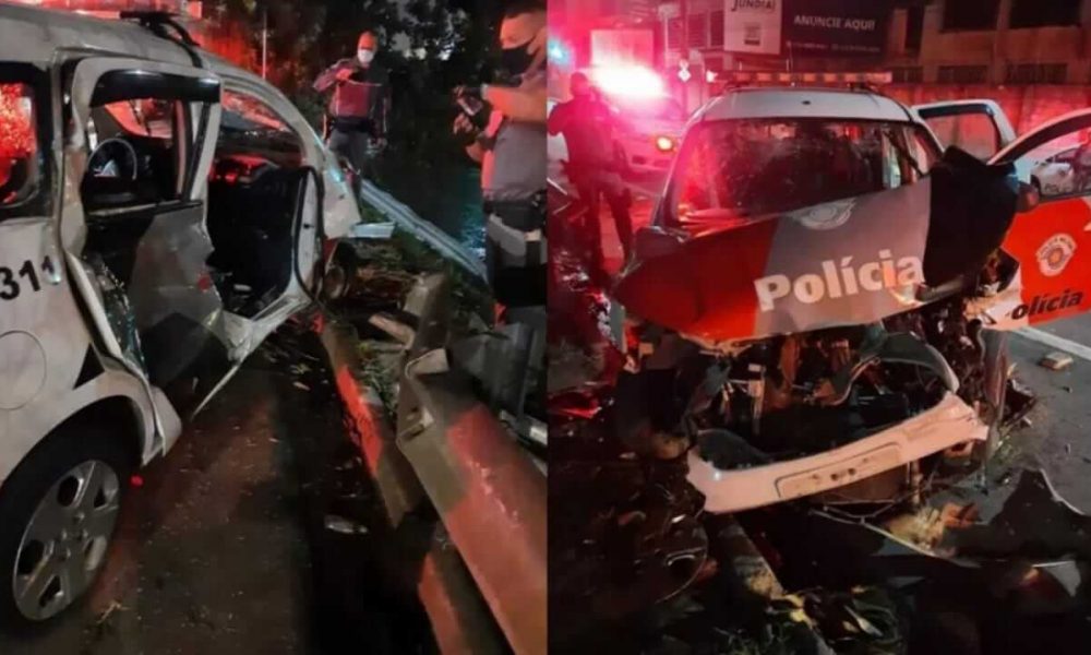 Viatura da Polícia Militar quebrado após acidente em Jundiaí