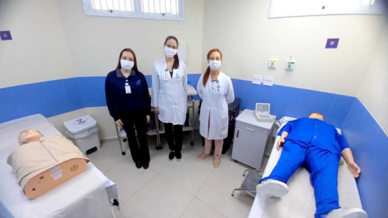 Equipe médica do Hospital São Vicente com novos manequins para treinamento