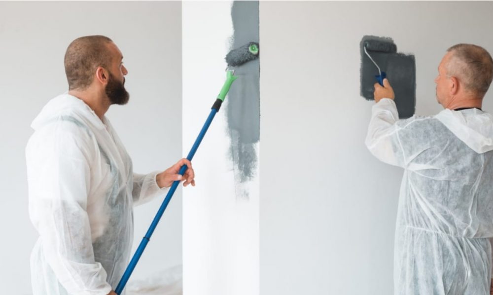 Dois homens pintando paredes