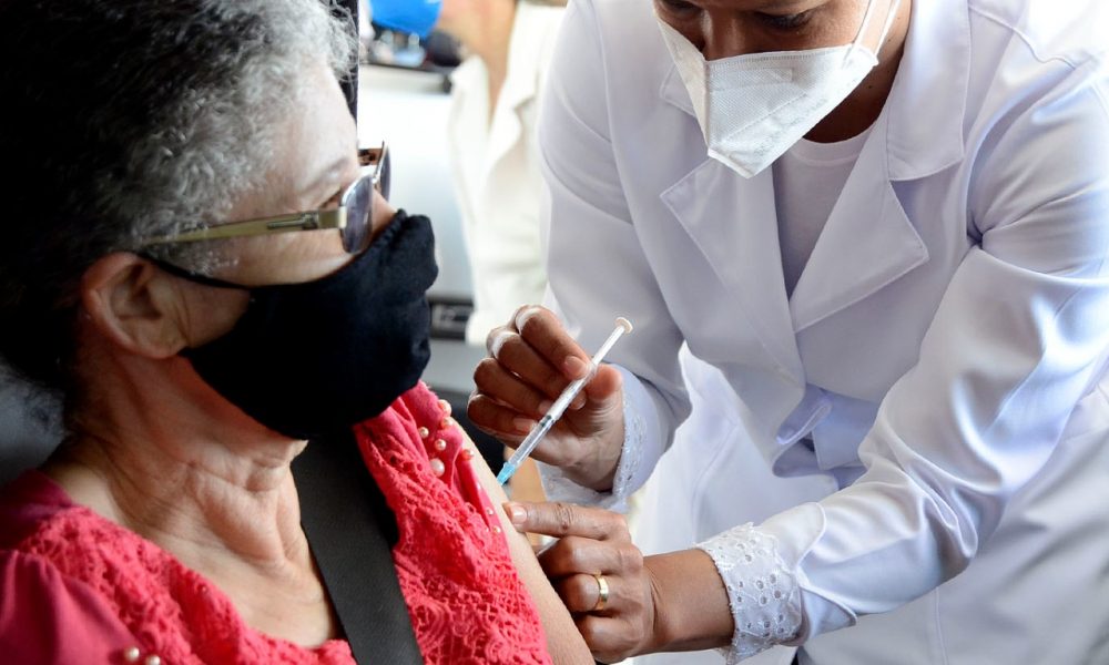 Idosa sendo vacinada contra Covid19 em Várzea Paulista