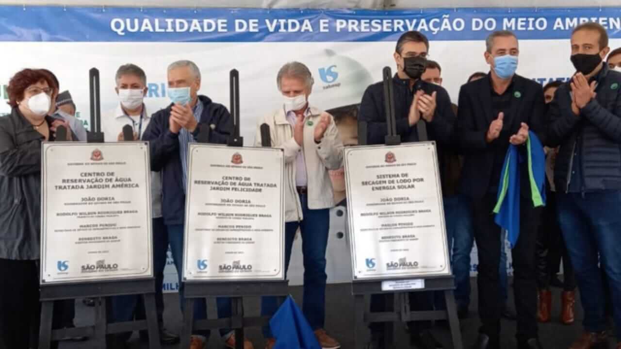Prefeito de Várzea Paulista e mais 6 pessoas em evento com placas de indicativo de obras