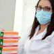 Mulher com caixas de doses da vacina contra Covid19