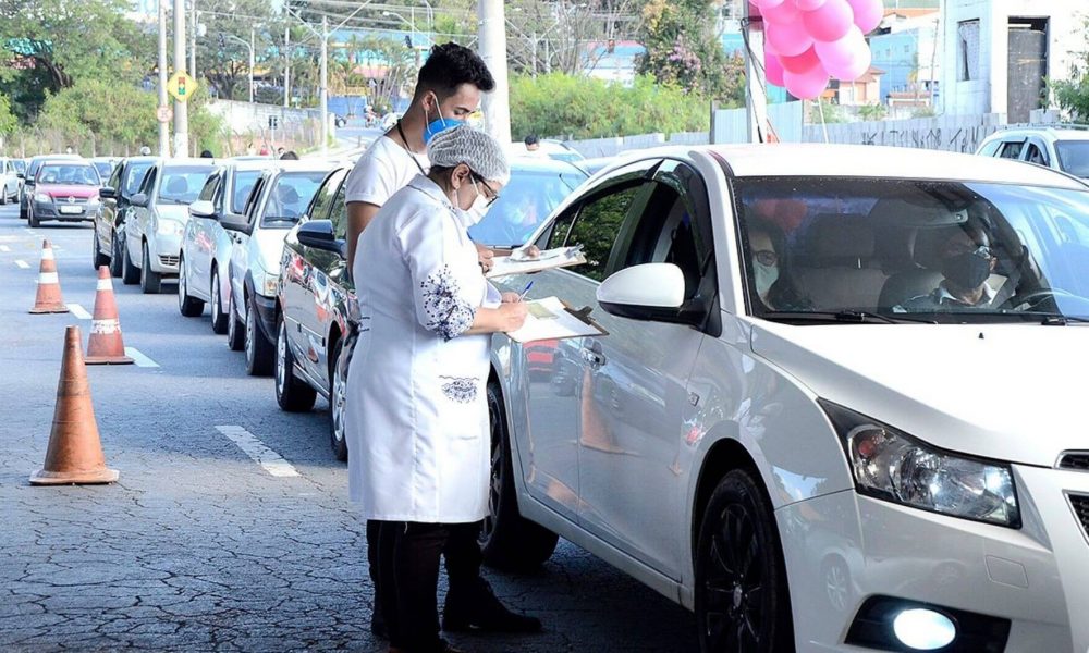 Profissionais da saúde atendendo vacinação em drive-thru, em Várzea Paulista