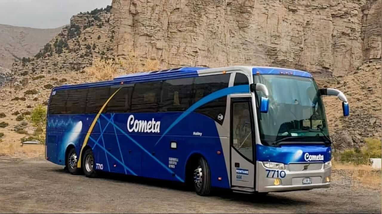 Ônibus com adesivação da Viação Cometa nos Estados Unidos