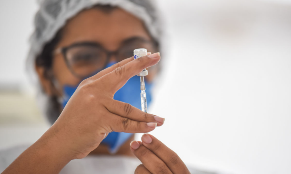 Enfermeira com seringa de vacina