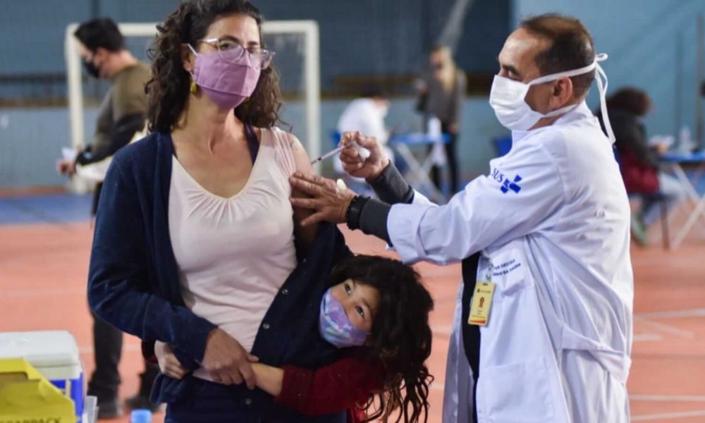 Atriz Carolina é vacinada na companhia da filha em Jundiaí