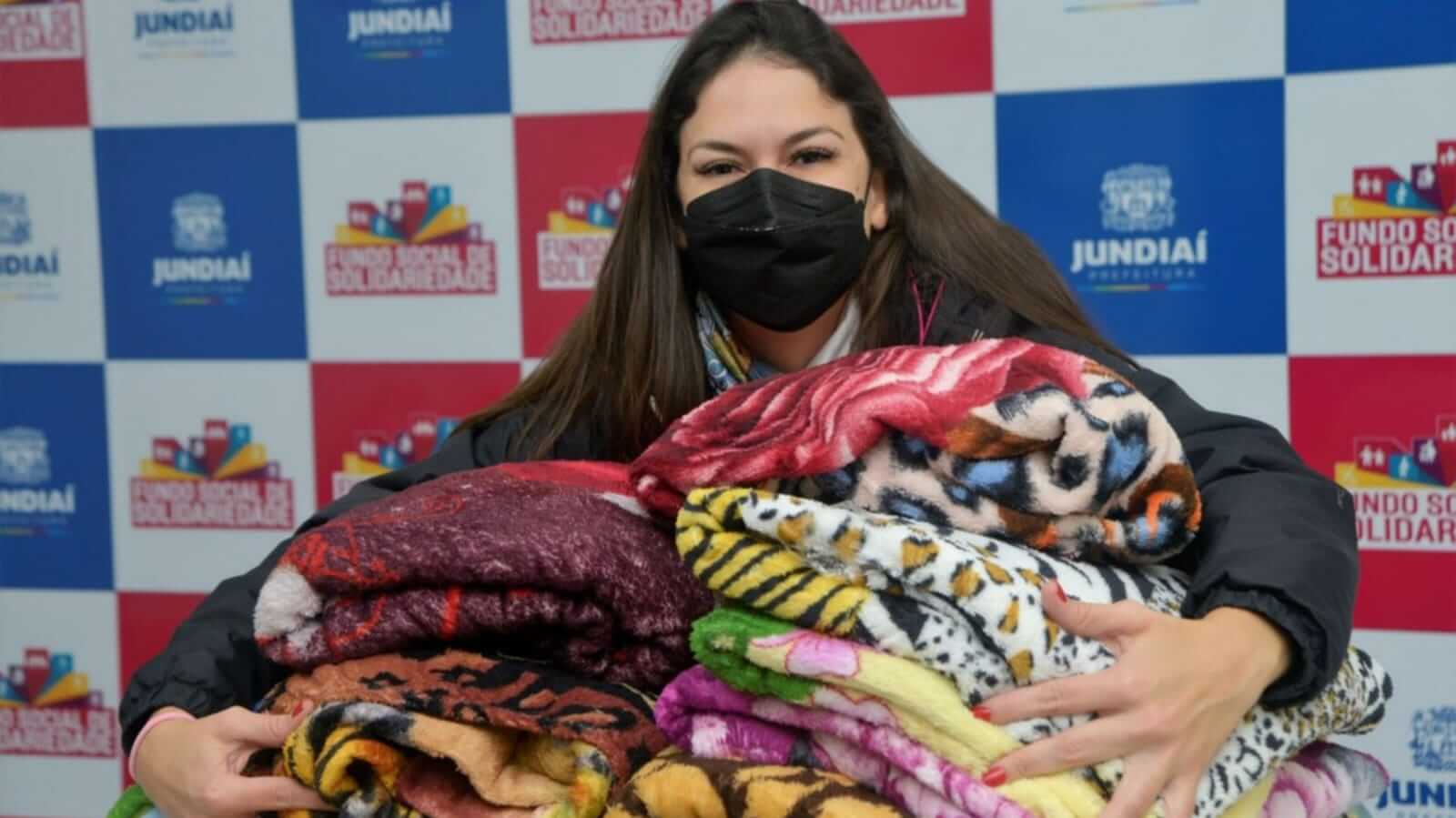 Dentista doa cobertores para campanha de inverno de Jundiaí