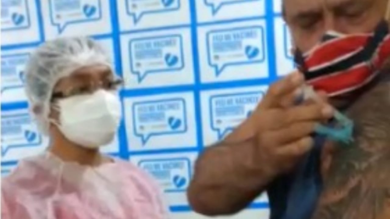 Homem tira seringa de enfermeira e aplica no próprio braço