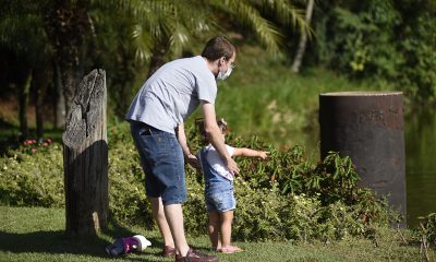 Homem e criança no Jardim Botânico, em Jundiaí