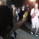 Mulher tenta apagar tocha olímpica com pistola de água no Japão