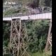 Vídeo de mulher caindo de viaduto na Colômbia