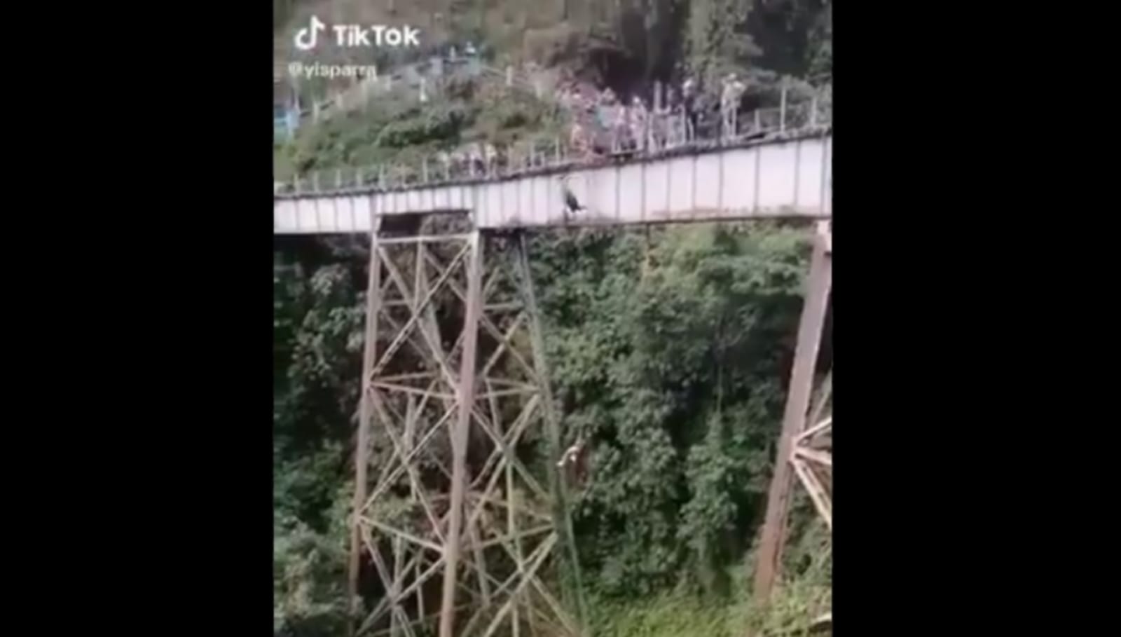 Vídeo de mulher caindo de viaduto na Colômbia