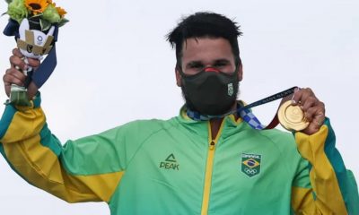 Surfista Ítalo Ferreira com medalha de ouro nas Olimpíadas