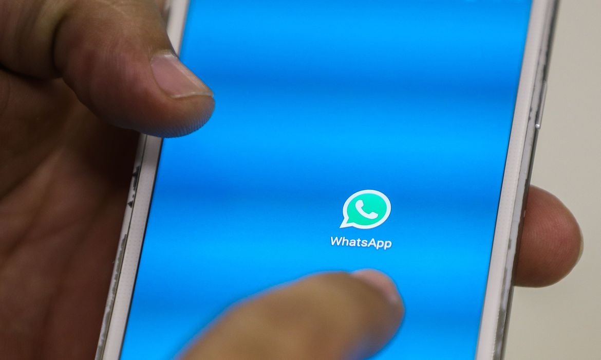 Celular com aplicativo do WhatsApp