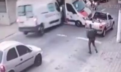 Ambulância bate em guia móvel da Polícia Militar