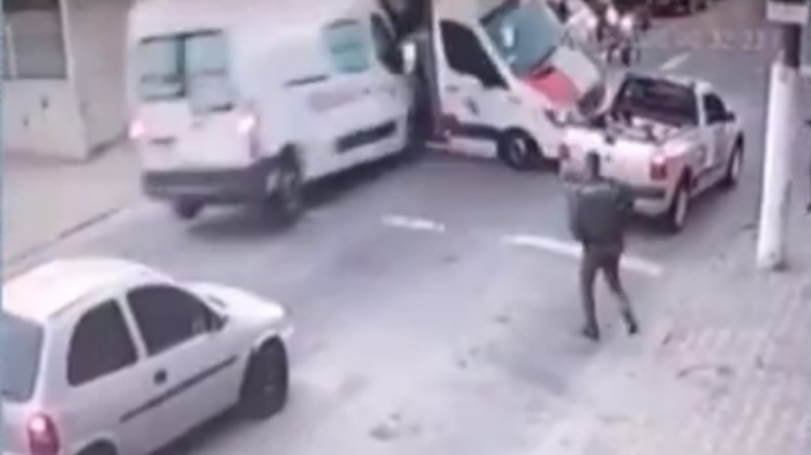 Ambulância bate em guia móvel da Polícia Militar