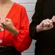 Mulheres usando linguagem de sinais