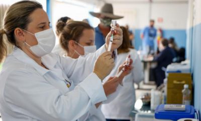 Profissionais da saúde preparando seringa com vacina contra Covid19 em Itupeva