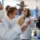 Profissionais da saúde preparando seringa com vacina contra Covid19 em Itupeva