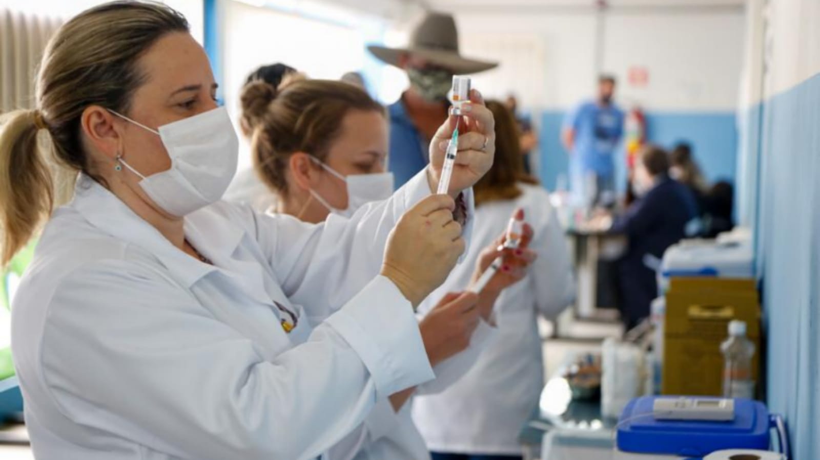 Profissionais da saúde preparando seringa com vacina contra Covid19 em Itupeva