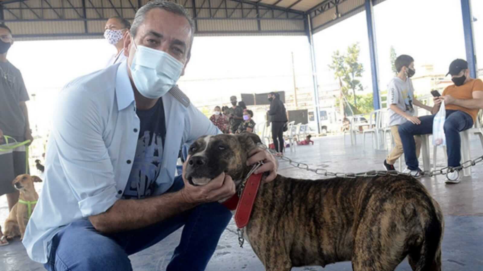 Prefeito de Várzea Paulista, Professor Rodolfo, com cachorro em cabana de castração