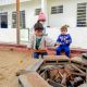 Crianças em volta de fogueira em EMEB de Jundiaí