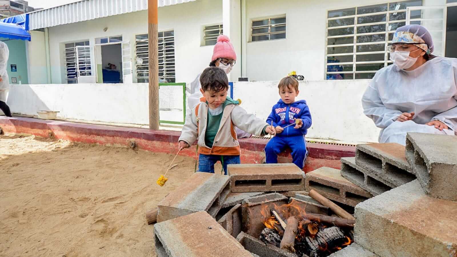 Crianças em volta de fogueira em EMEB de Jundiaí