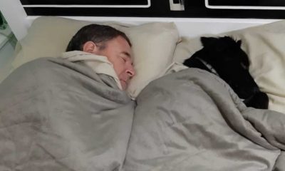 Homem dormindo com cachorro
