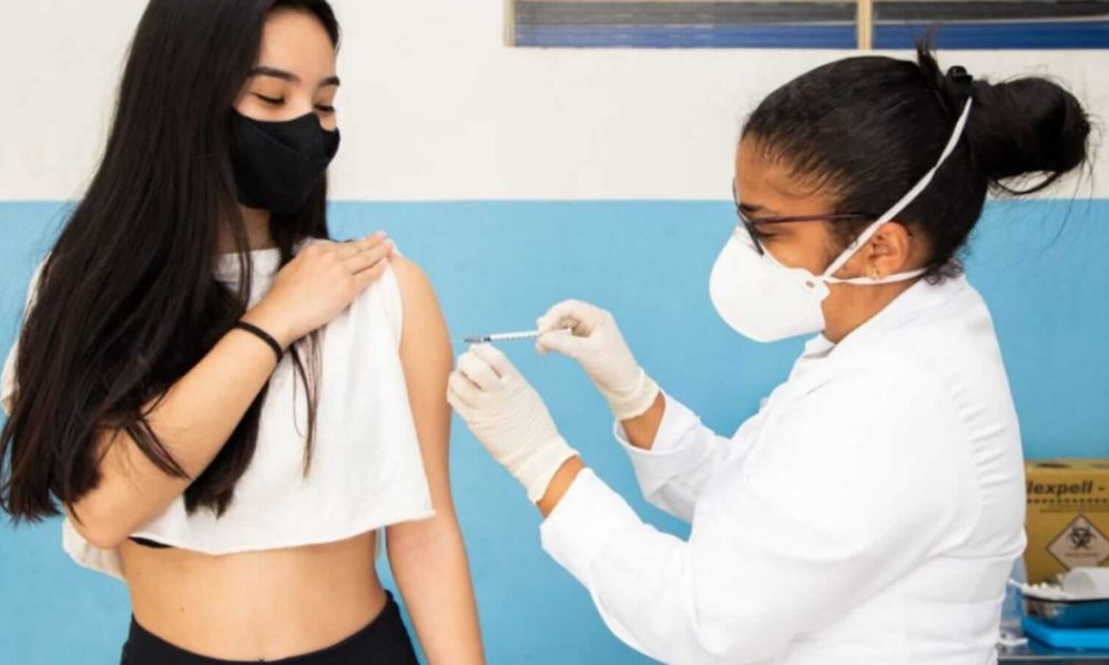 Jovem sendo vacinada em Itupeva