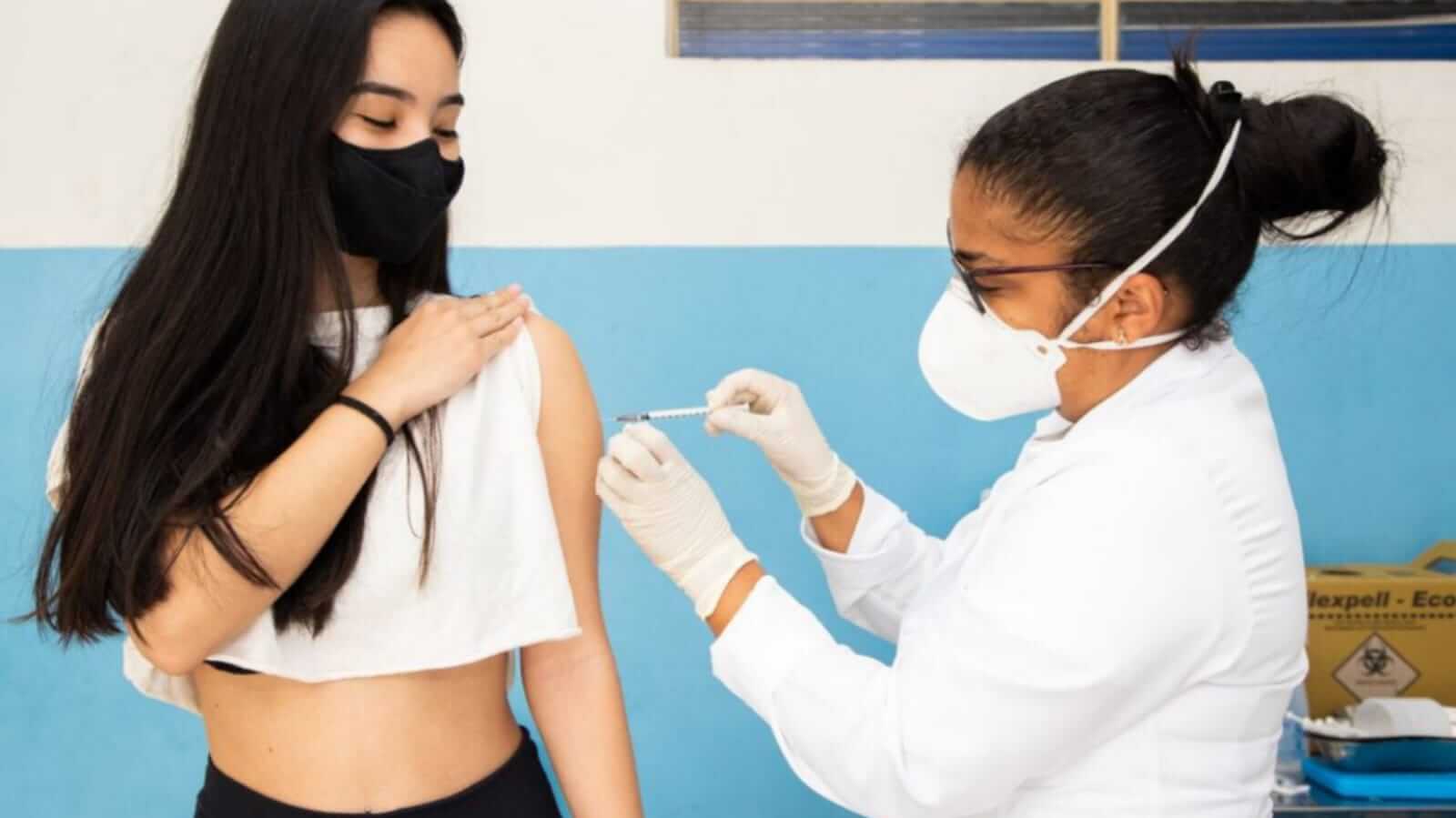 Jovem sendo vacinada em Itupeva