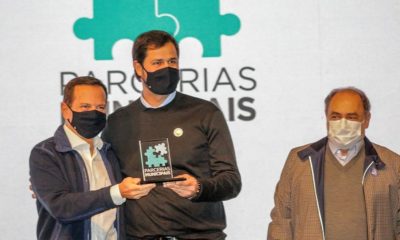 João Doria entrega prêmio para Luiz Fernando Machado