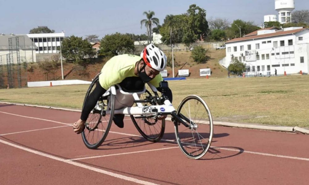 Atleta do Peama de Jundiaí em bicicleta adaptada