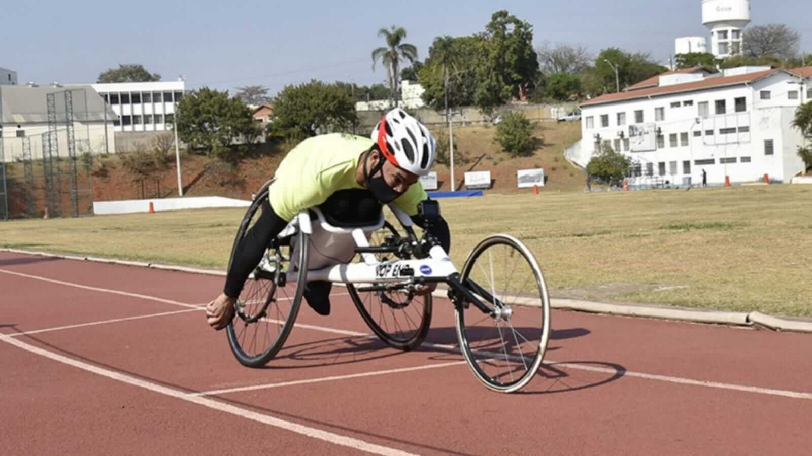 Atleta do Peama de Jundiaí em bicicleta adaptada