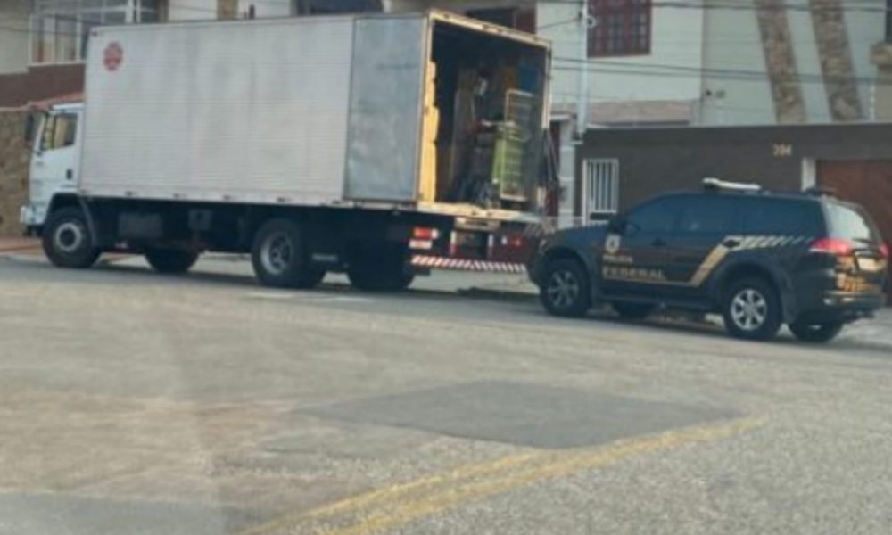 Carro da Polícia Federal atrás de caminhão, em Jundiaí