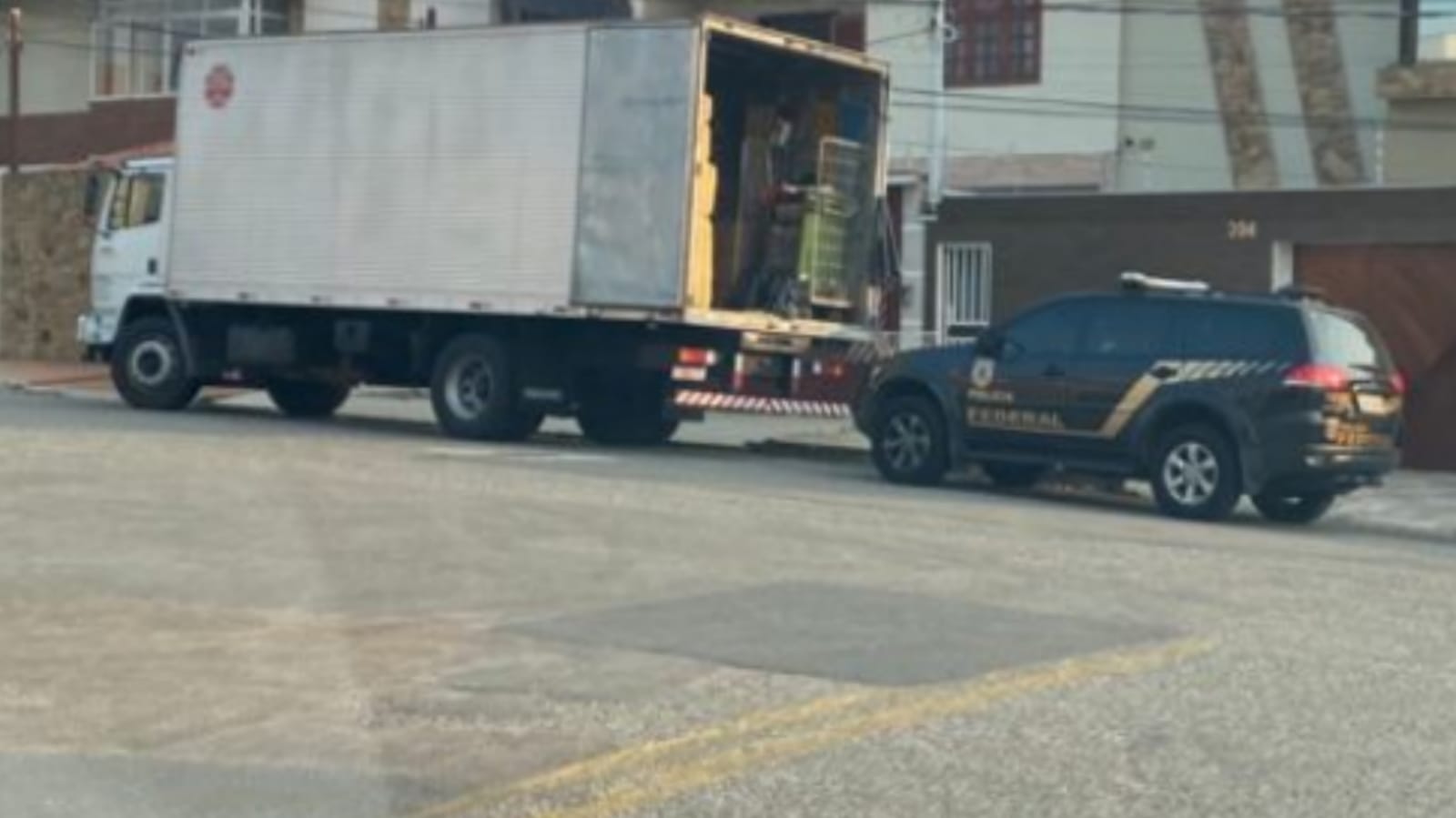 Carro da Polícia Federal atrás de caminhão, em Jundiaí