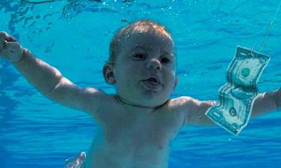 Capa do álbum Nevermind, da banda Nirvana - bebê em piscina com nota de dinheiro em anzol
