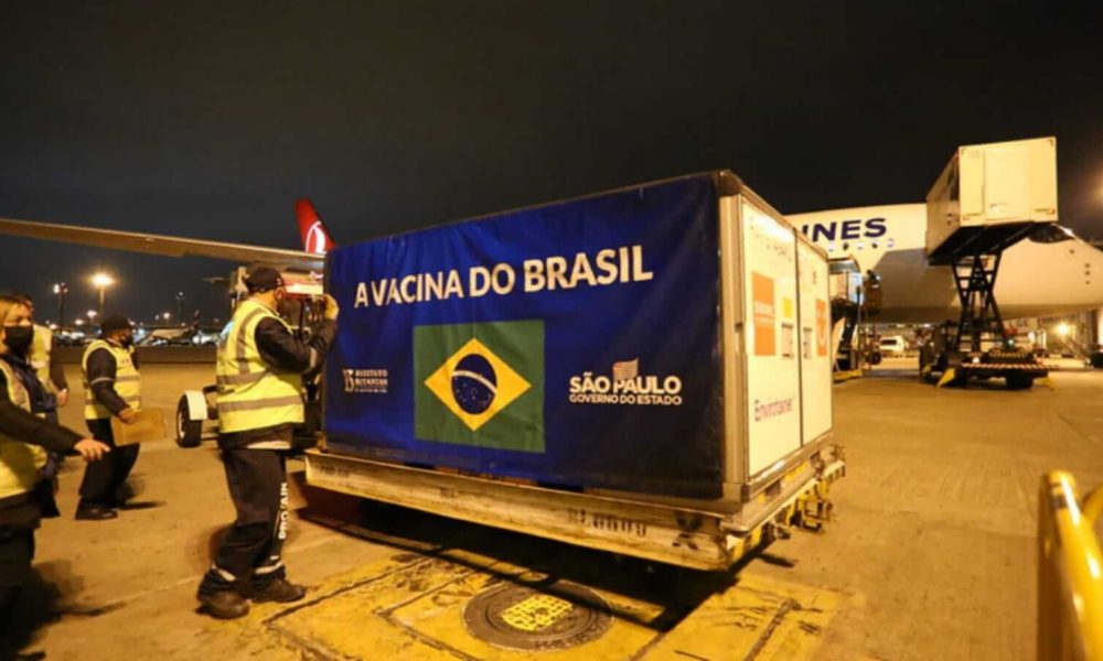 Carregamento de doses de vacina Coronavac desembarcando em São Paulo
