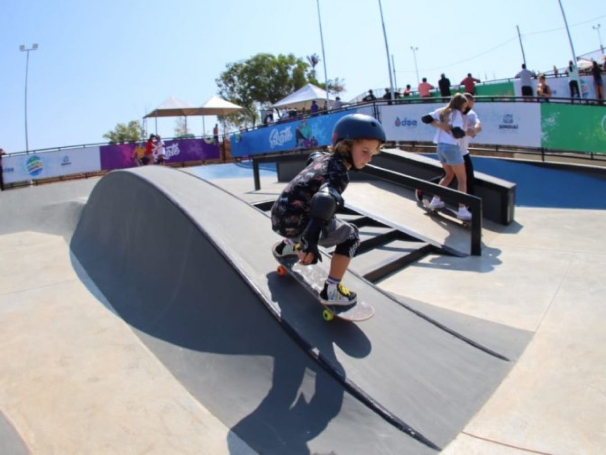 Um curso gratuito de skate para crianças no skatepark de