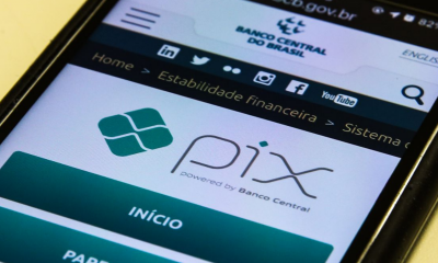 Celular com app do PIX