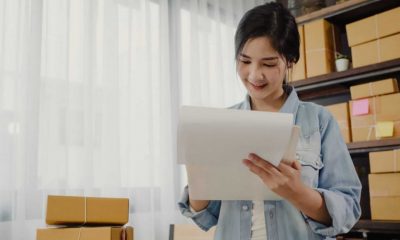 Mulher empresária conferindo caixas de entrega