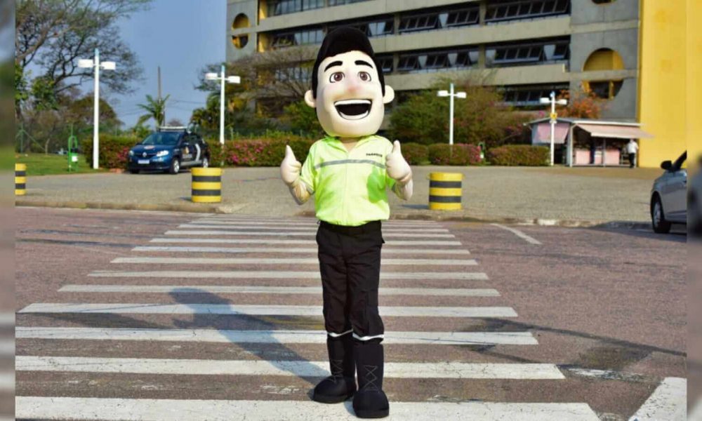 Mascote do Trânsito de Jundiaí em frente à Paço Municipal