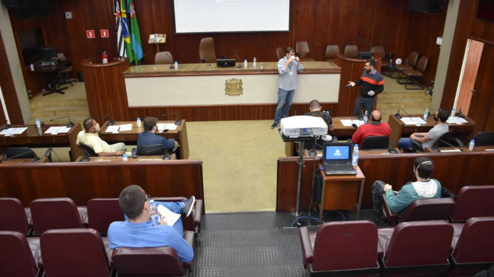 Vereadores em auditório na Câmara Municipal de Jundiaí