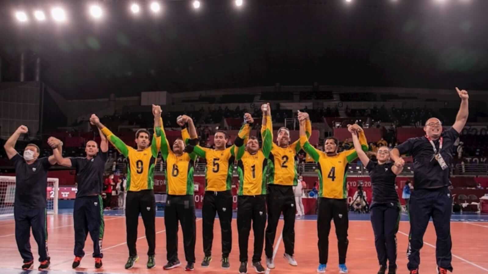 Equipe da Seleção Brasileira de Goalball comemorando vitória em Tóquio