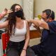 adolescente sentada sendo vacinada por profissional da saúde em Jundiaí