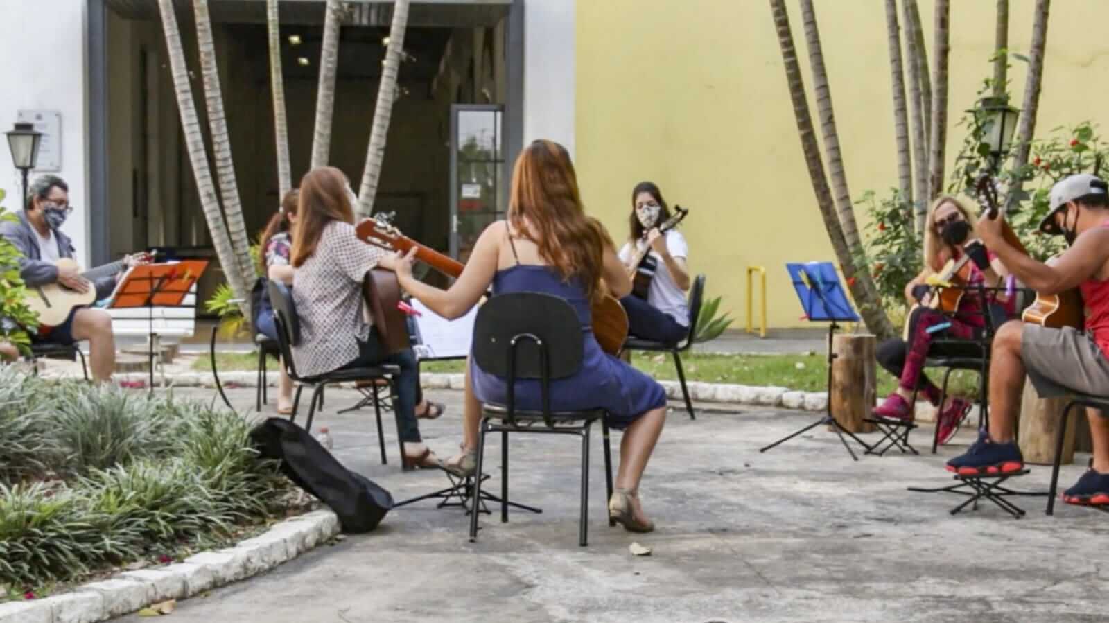 Educadores de Jundiaí em roda com instrumentos musicais