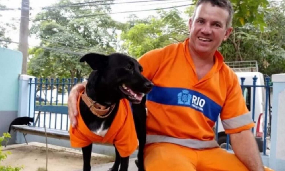 Cachorro com homem de uniforme laranja